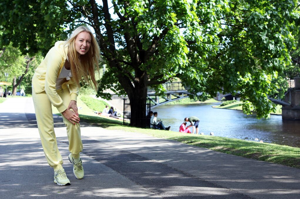 A girl with knee arthrosis joint